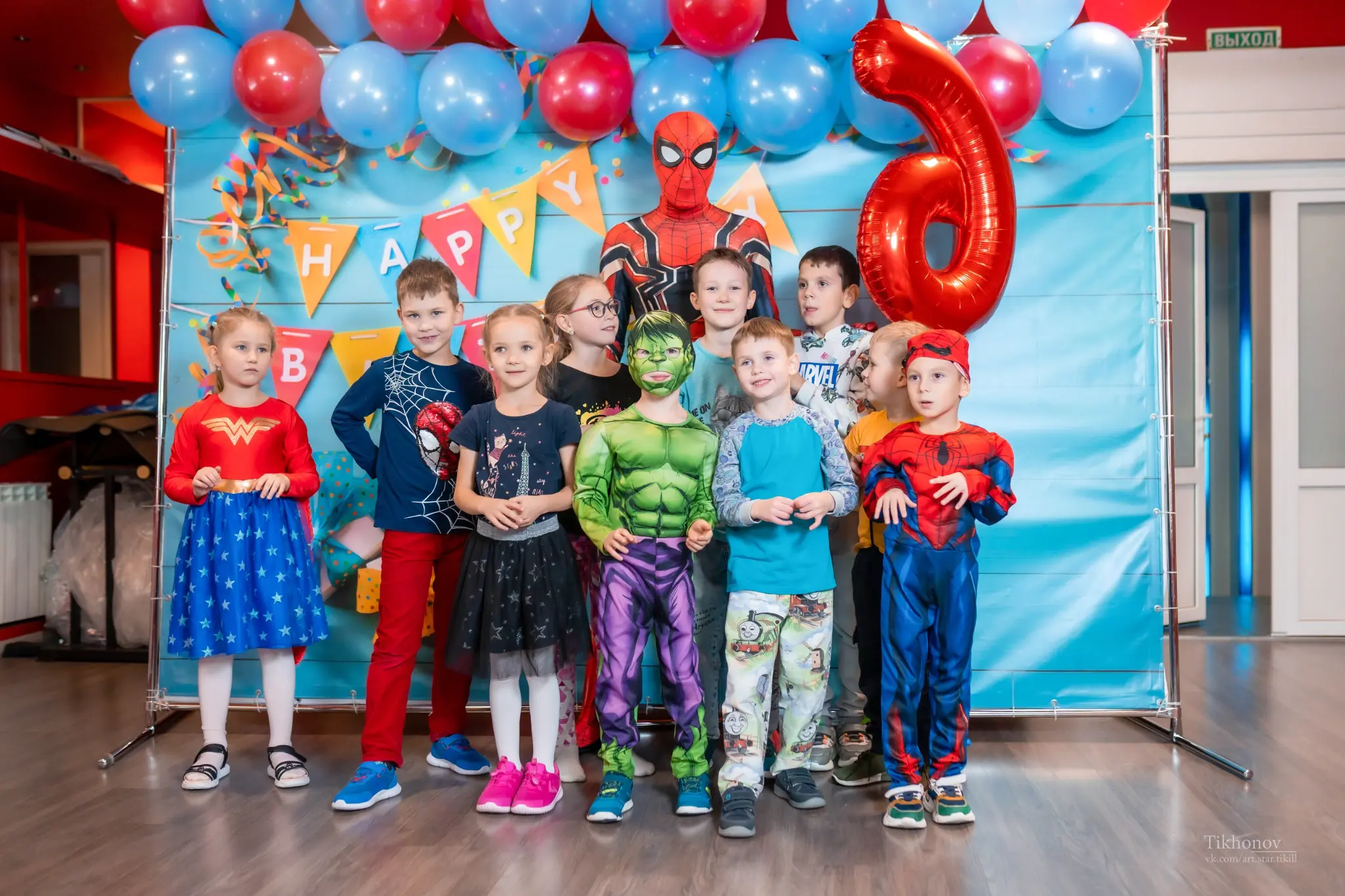 Групповое фото детей с аниматором Человеком-Пауком на дне рождения - счастливые лица